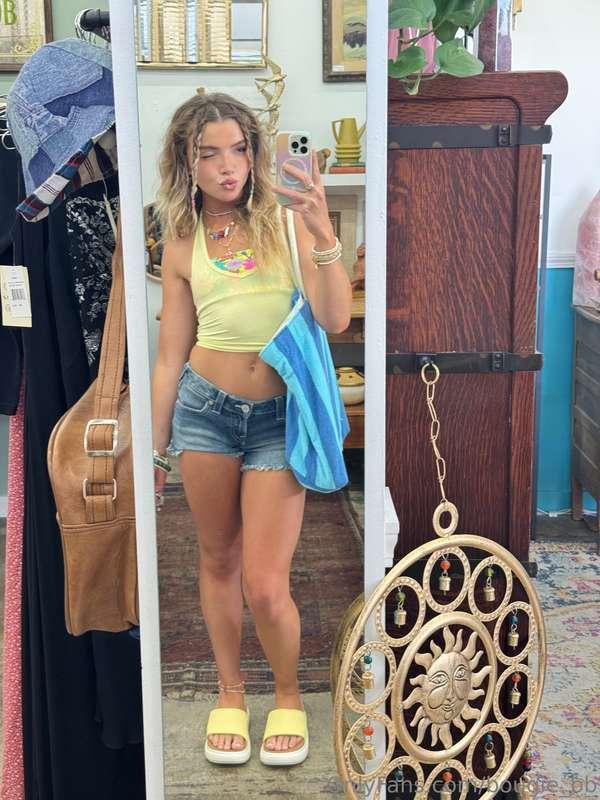 mirror selfies just hit different 💖