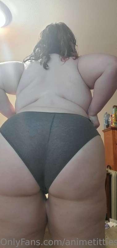 Wanna see whats hiding under my panties?😳🥰🥰