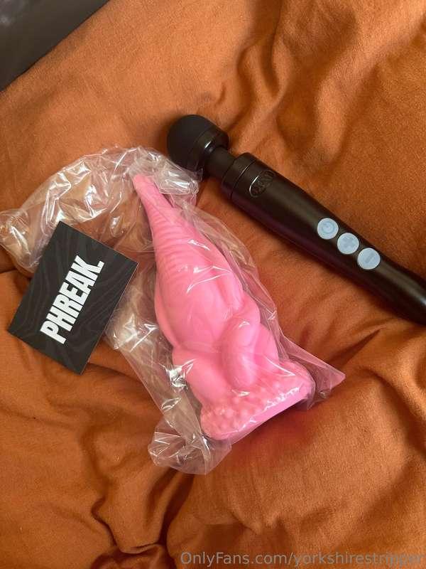 New tentacle dildo and Doxy wand for my birthday, I’ll be fi..