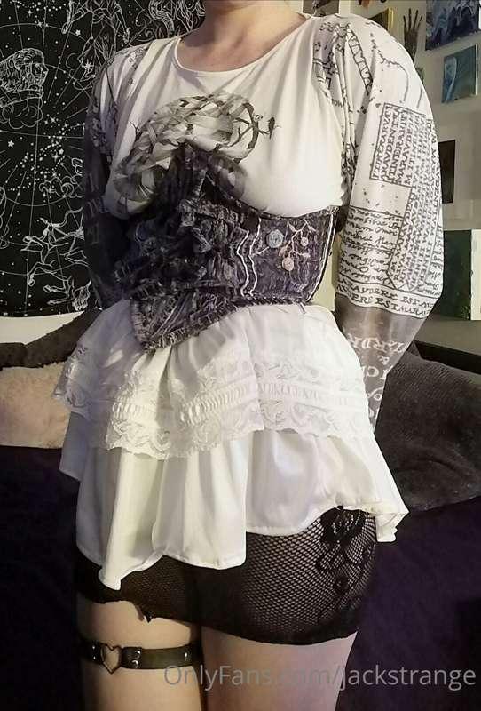 I made this little corset belt, do you wanna see it without ..