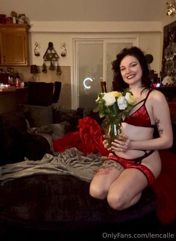 What’s better than me in red lingerie? How about @ghostieemu..