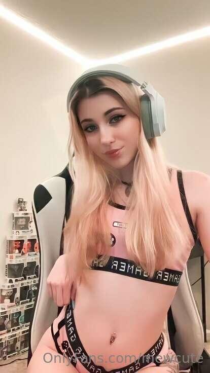 your fav gamer girl wants to have some fun with u tonight ba..