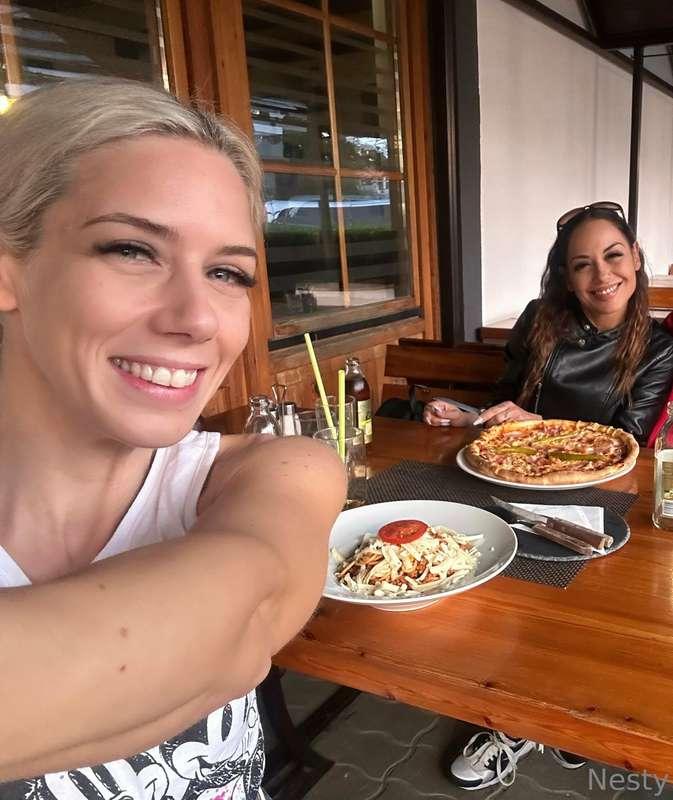 Dinnertime🍽️🤤 @nomimeloneofficial1