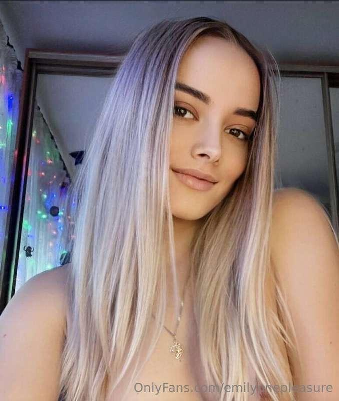 Write to her 👉 @lolly_jully_x , she is online now 🔞
This hot..