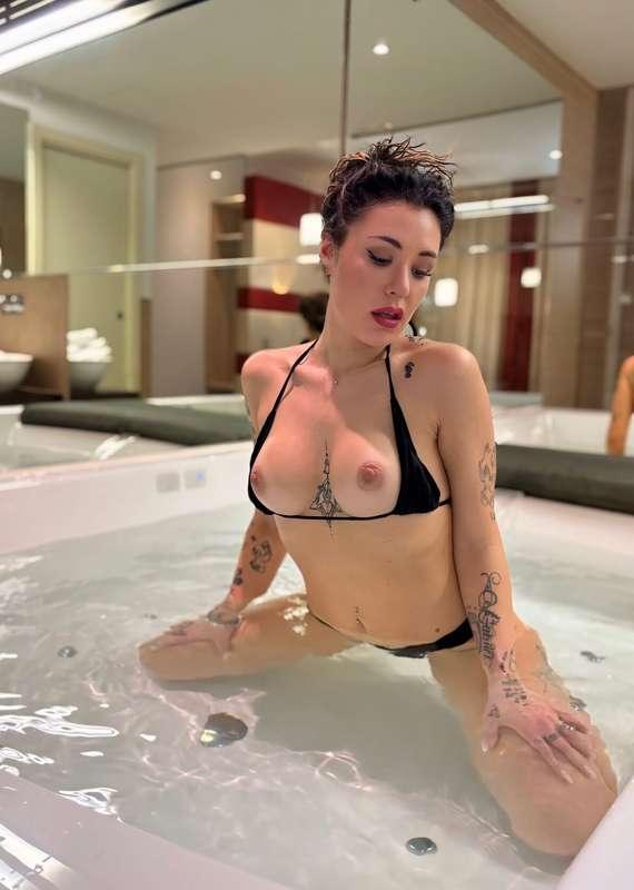 Acqua calda... Io così... Cosa mai potrà accadere?!😈