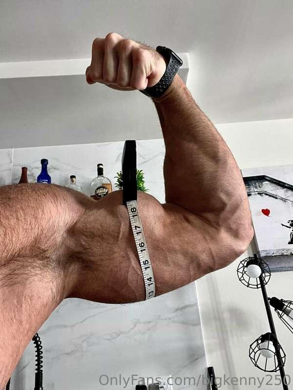 19” biceps with no pump… leave a tip 🤑 if you want a video o..