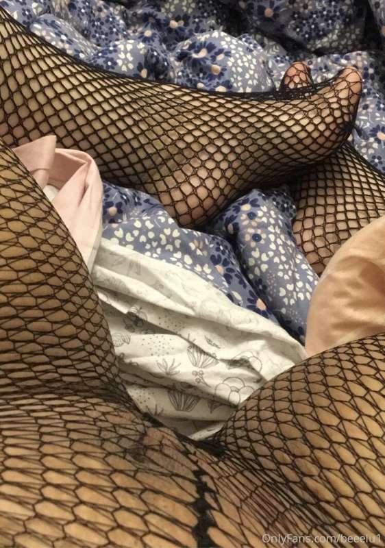 I'm lying in bed bored 🥵 who can help me ?
