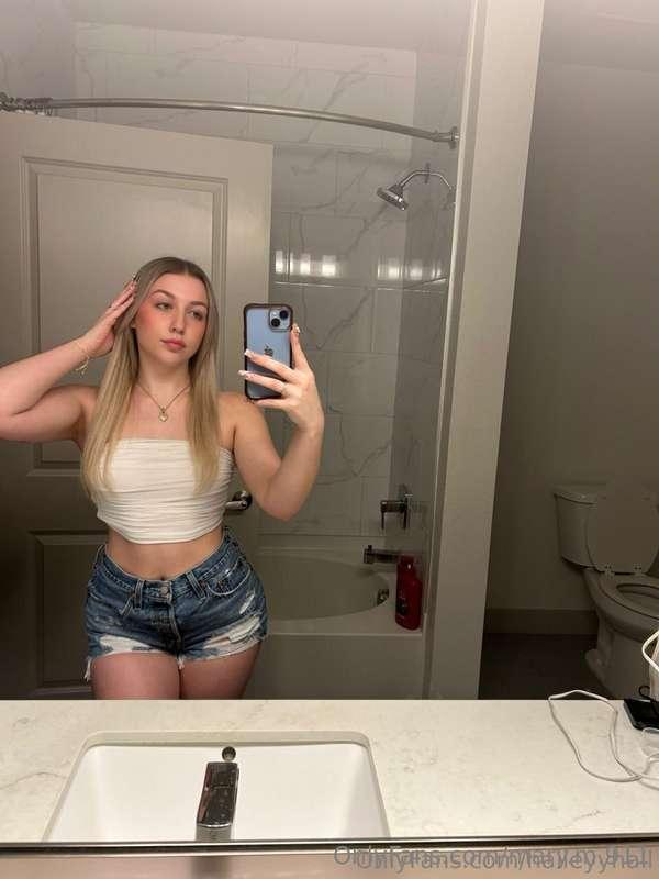 Sub now 👉 @haileyyhall hot blondie with a HUGE ass 🔥 and a B..