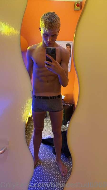 **Feeling bored and wanting you to DM me😜... How have you be..