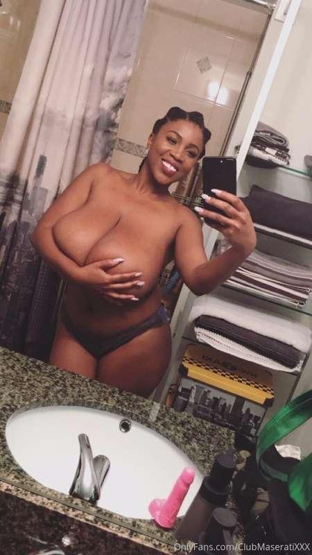 Titty hugs and kisses 💖