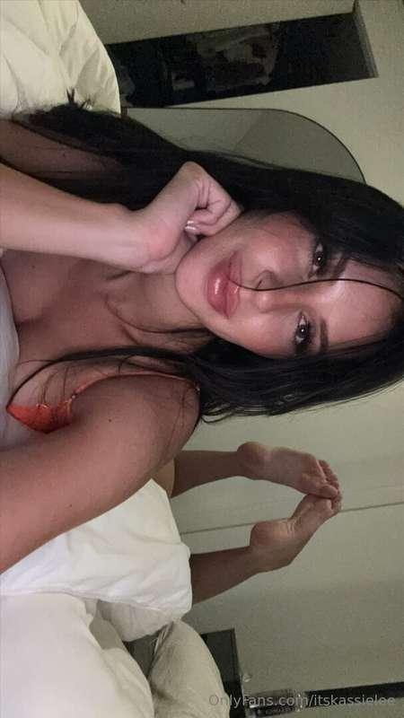 I can’t sleep when my pussy’s this wet 💦👅 DM me and fuck me ..