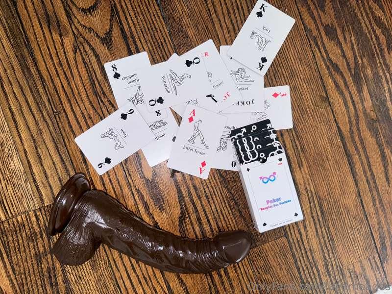 anyone down to play some cards? 😈 