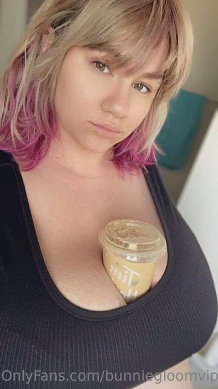 Built in cupholders, I got enough room to hold both our drin..