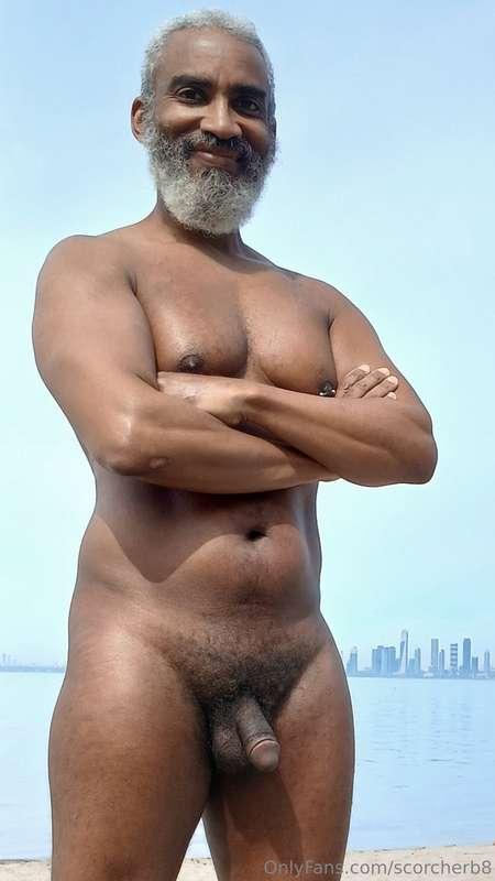Teaser Thursday!#beard #musculardaddy #gay #feet #gaycruisin..