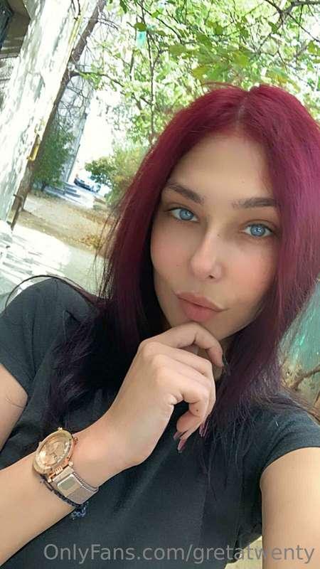 blu eyes...