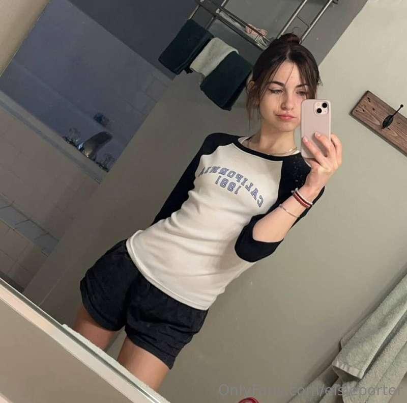 When the quiet girl on campus drops her brand new OF link 👇🏻..