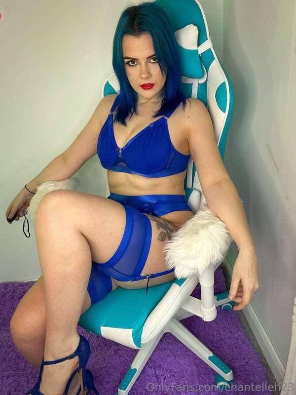 Put your head between my thighs and let me crush you 🤤