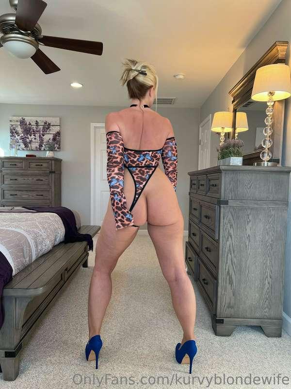 kurvyblondewife image #12