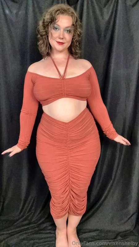 Mmmm, this dress clings juuuust right 😍Pics and vids. Booty ..