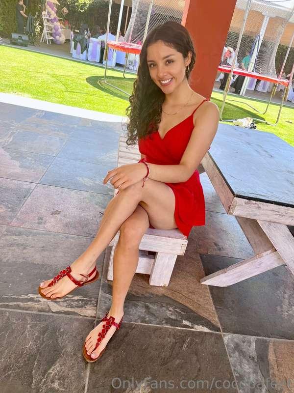 Piecitos en sandalias y vestido fuera de mi casa 🙈