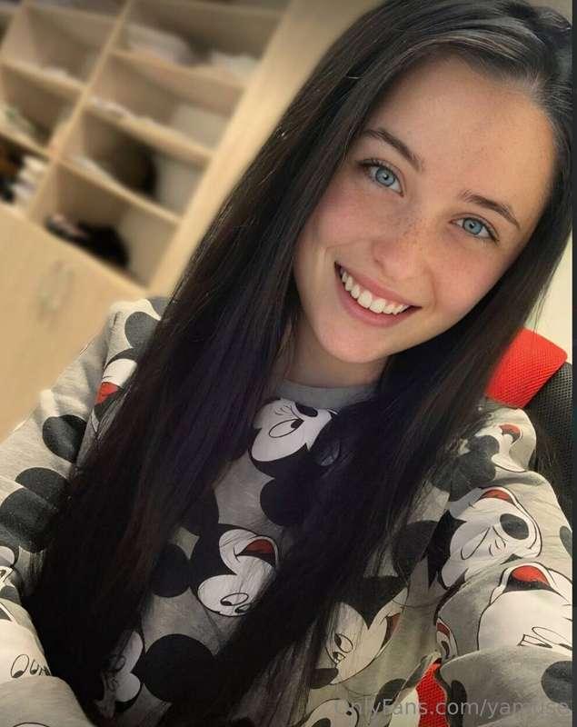 FREE NOW This cutie is online and horny!!! 🥵😈 @lindseyxheart..
