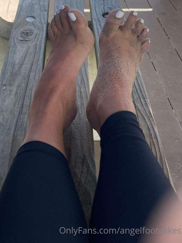 Do you like my sandy, beachy white toes? 🥥🤍🦶