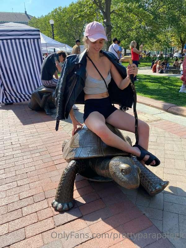 I 💚 tortoise’s  🐢, leather jackets in 90 degree weather 🥵 & ..