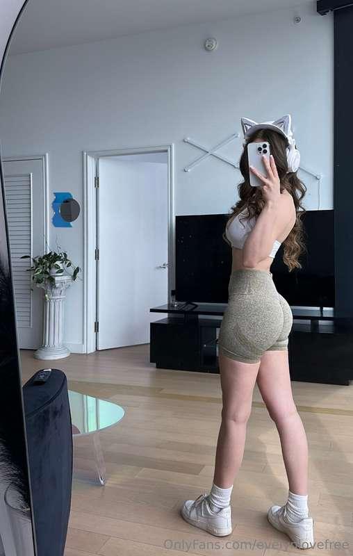 would you get hard seeing me in the gym dressed like this?
