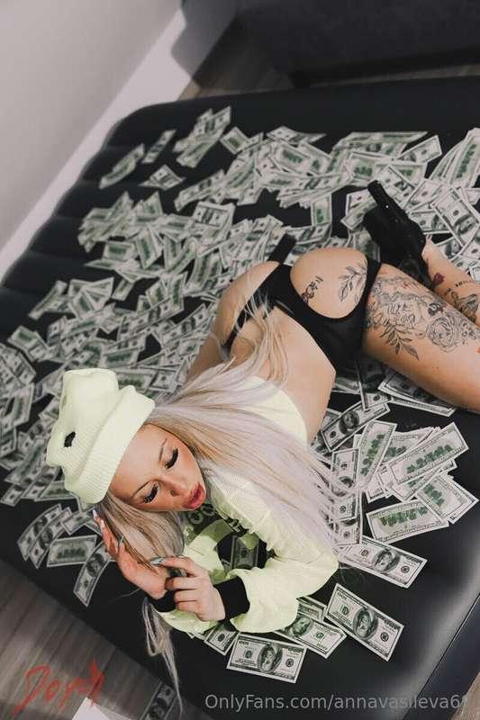 money turns me on😜😜