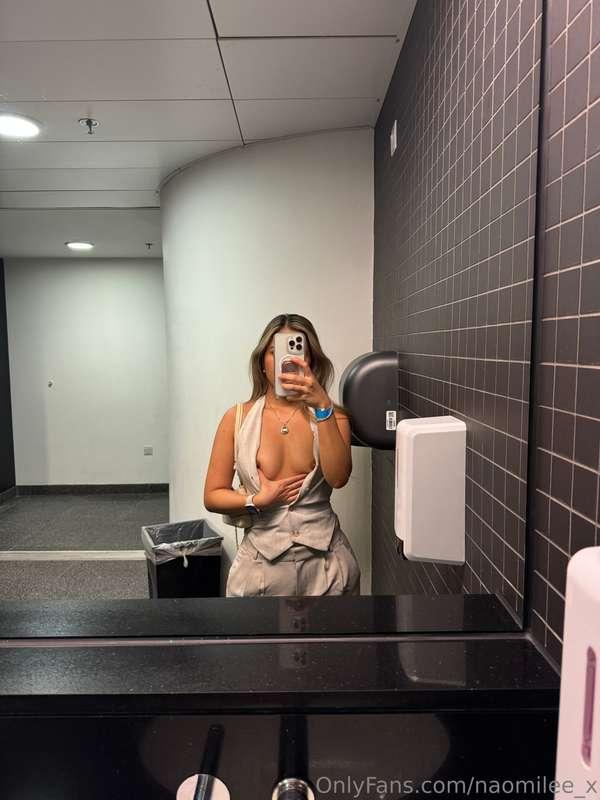 Horny in the office 😈