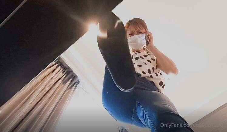【360°VR】A wife mistakes her tiny husband for an insect and c..