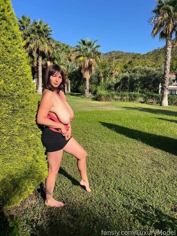 went for a morning walk



#milf #mature #mommy #hotmom #bigtits #bigboobs #nipples #curvy #brunette #sexwife