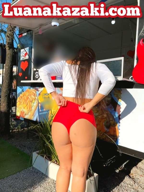 Minha puta adora atiçar os machos!! Vê isso! Deixou o short ..