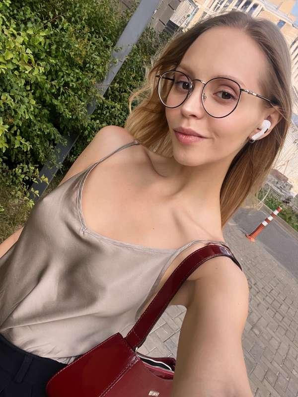 A member of no bra club 💥