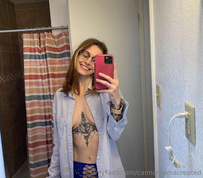 Why are oversized shirts on women so hot? 😍✌🏼
