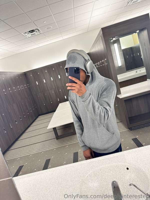 In the gym training to slay the grip monster and the throat ..