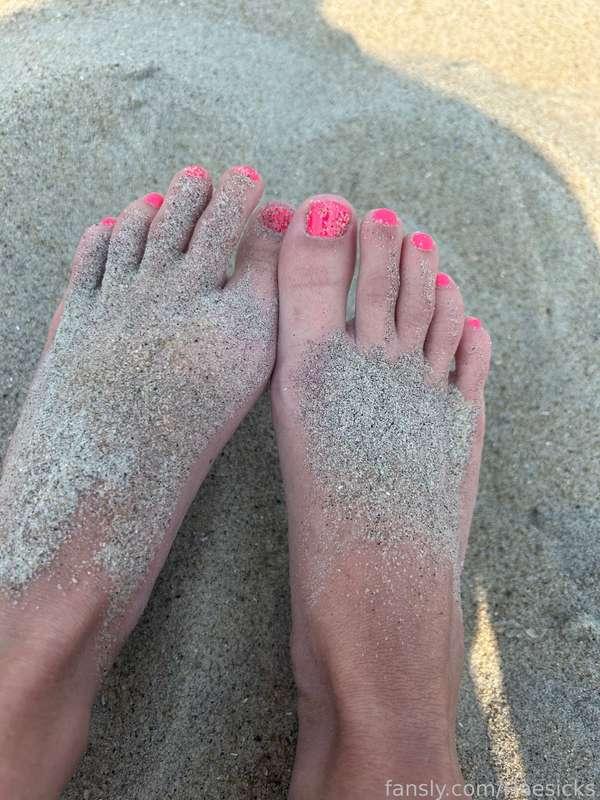 Sandy feet at the beach 😍