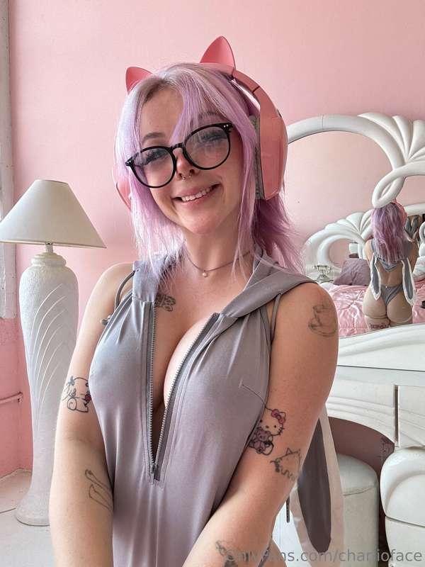 tell me i'm cute in our dms and i'll flash u my pussy 🤤