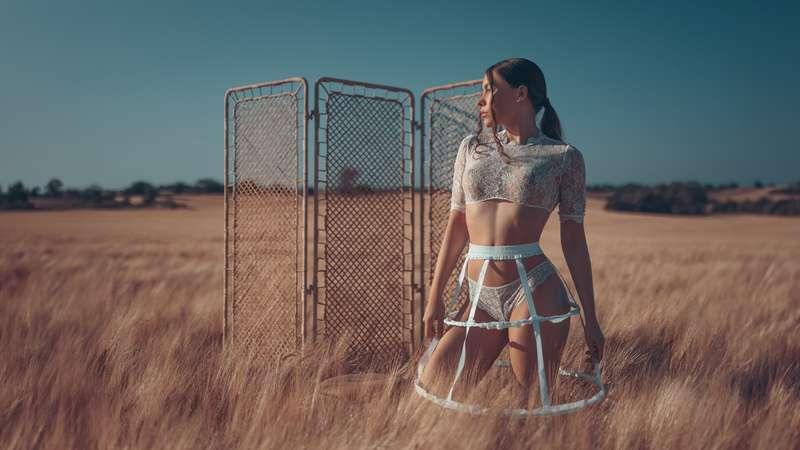 Martina - Retro Fields :Photos