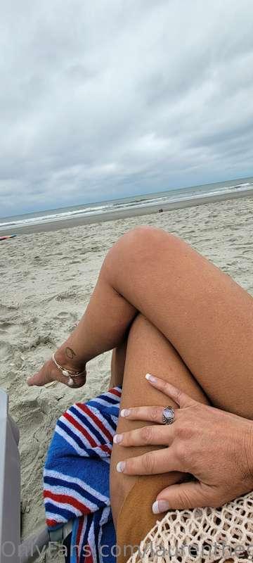 ⛱️ It's cold & windy out here so there's not many ppl out.....