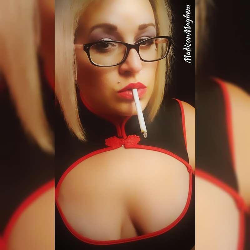 Are you Thirsty for my creamy smoke this Thursday? 🚬🎀🖤🎀🚬
