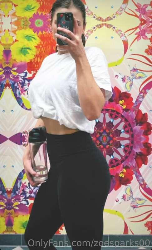 How you like leggings on me?😏