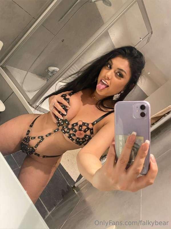 FREE @tsisis😍 gorgeous trans with huge dick ready to seduce ..