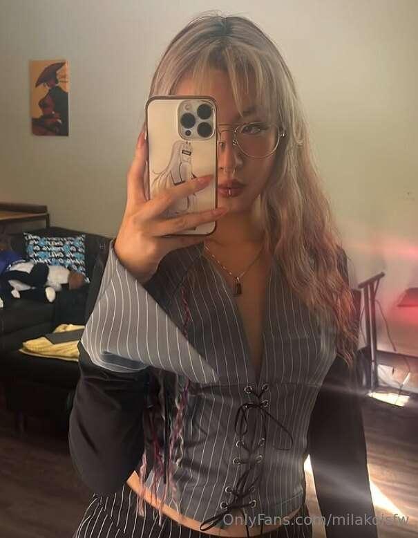 Mirrors don't lie, don't they? 🤭