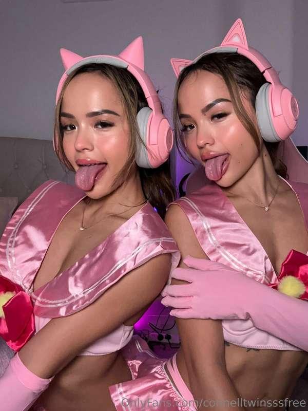 Tongues out 😜 @theconnelltwins