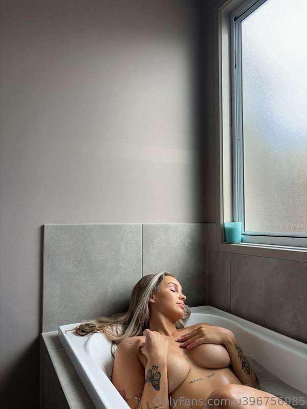 Who doesn’t love a little self love in the bath? 🛁 

Message..