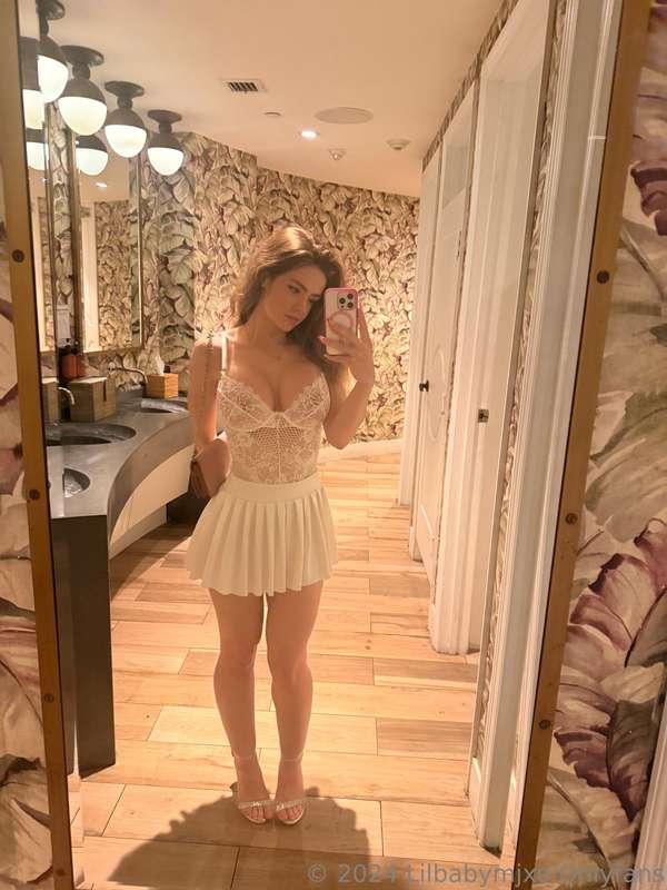 All glammed up... don’t expect me to behave. 😏