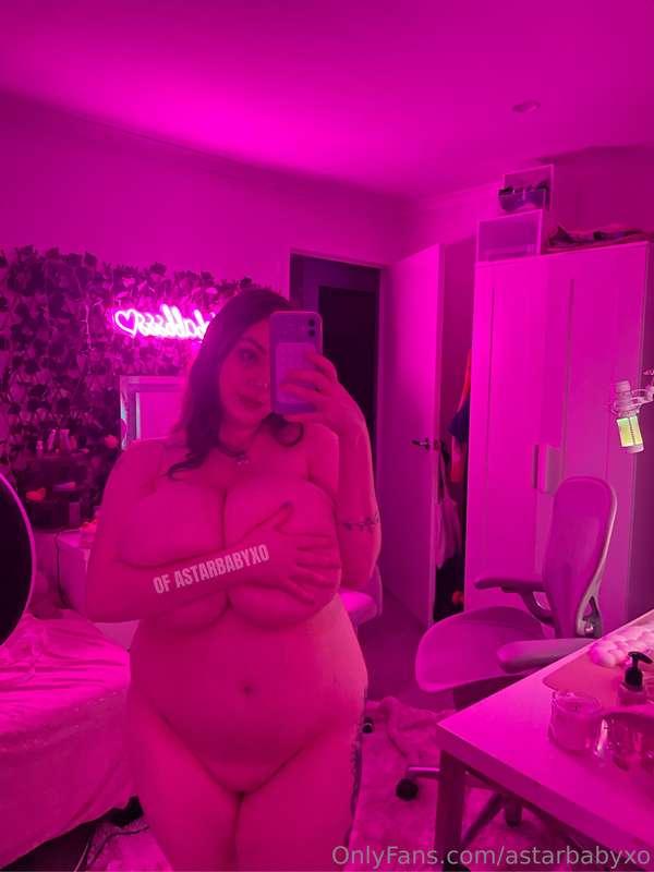 Sending some cheeky pics to ur DMs nowww hehe😚🩷