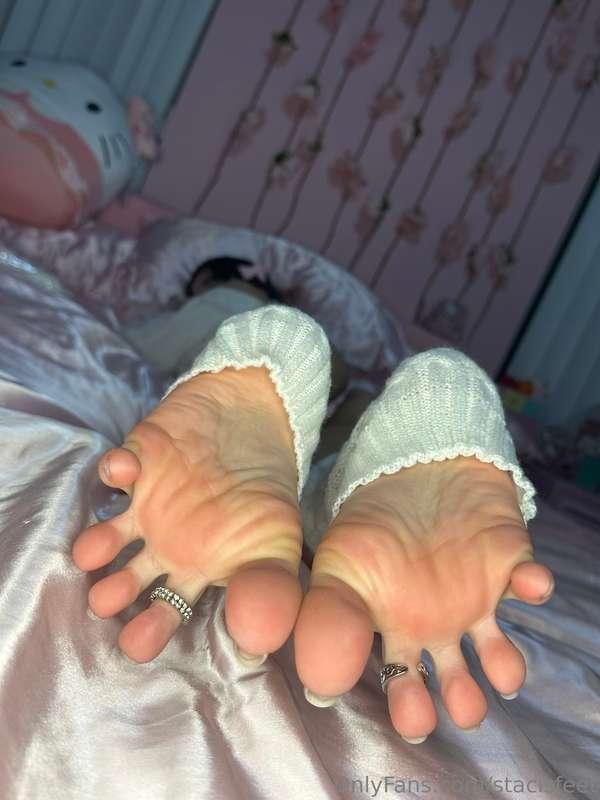 My feet are nice and warm, ready for your cock🥰