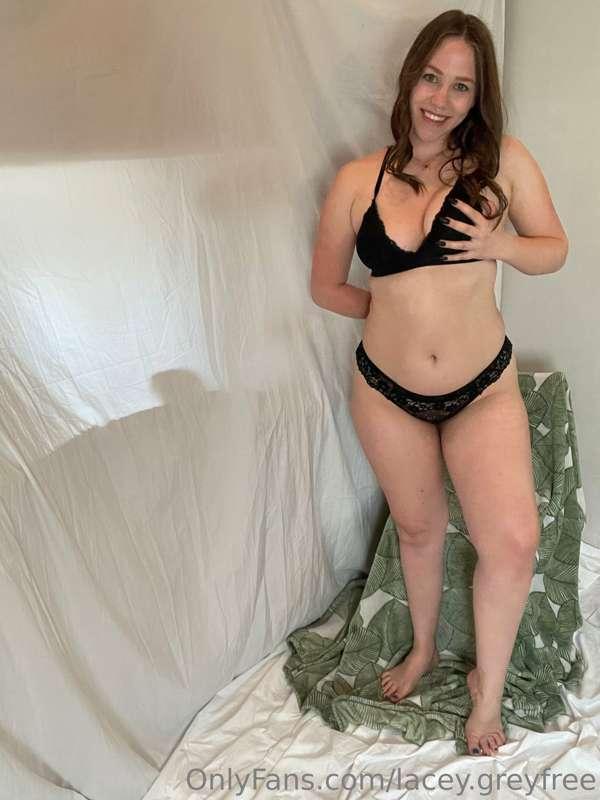 I’m board and horny😈 the first person to message me gets a f..